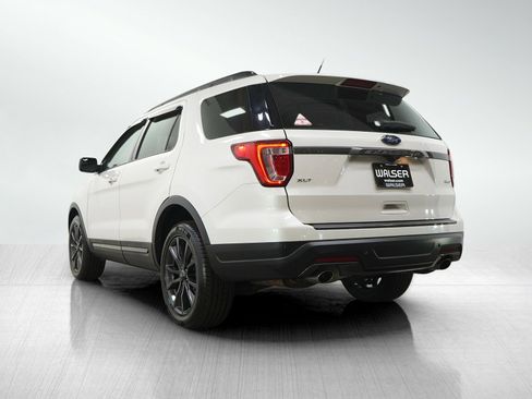 Used 2018 Ford Explorer XLT w/ Equipment Group 202A AWD/4WD image 4
