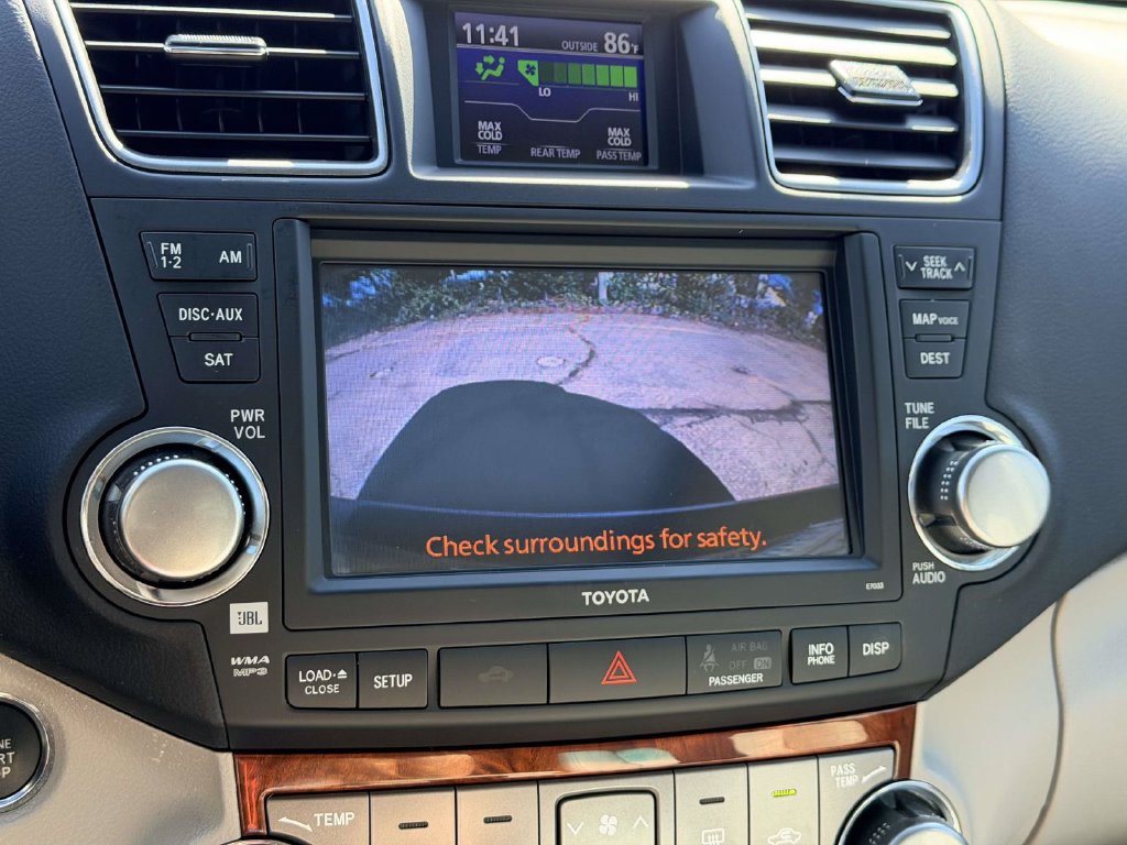 Used 2012 Toyota Highlander Limited w/ Tow Pkg AWD/4WD image 4