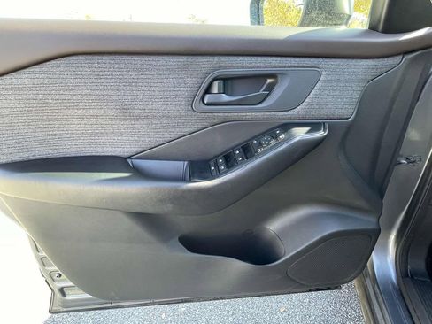 Used 2023 Nissan Rogue S image 15