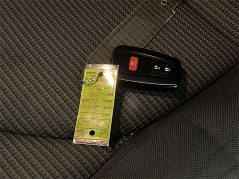 Used 2021 Toyota Highlander L image 19