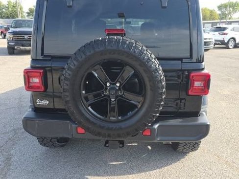 Used 2019 Jeep Wrangler Unlimited Sahara w/ Dual Top Group AWD/4WD image 4