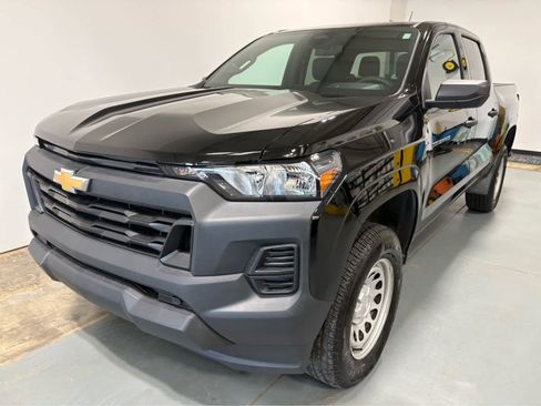 Used 2025 Chevrolet Colorado W/T AWD/4WD image 1