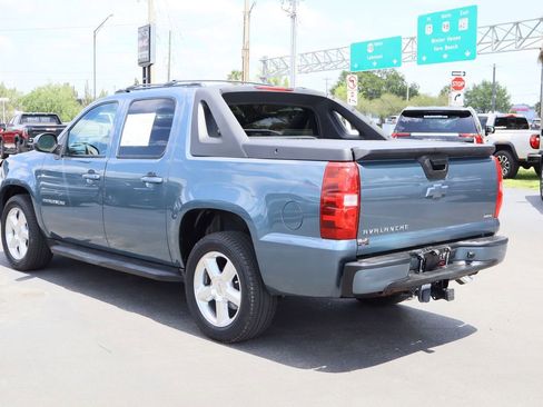 Used 2011 Chevrolet Avalanche LS image 5