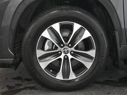 Used 2022 Toyota Highlander XLE image 9