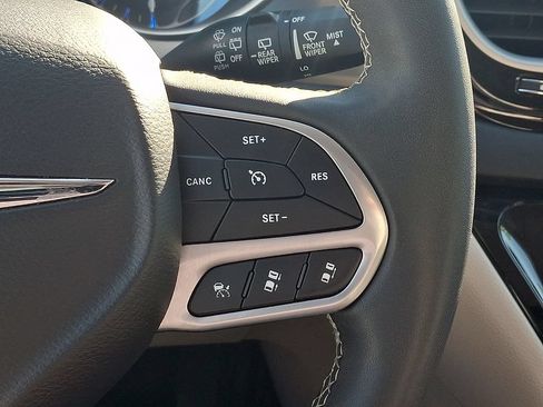 Used 2023 Chrysler Pacifica Touring-L FWD image 22