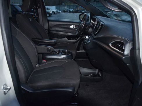 Used 2021 Chrysler Pacifica Touring w/ S Appearance Package image 9