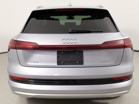 Used 2022 Audi e-tron Premium Plus w/ Premium Plus Package image 32