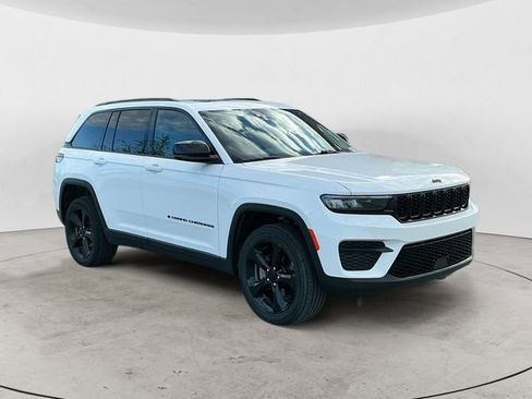 Used 2023 Jeep Grand Cherokee Altitude AWD/4WD image 7