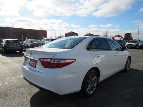 Used 2017 Toyota Camry SE w/ Moonroof Package image 5