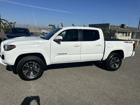 Used 2018 Toyota Tacoma TRD Sport w/ Technology Package AWD/4WD image 3