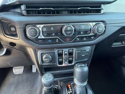 Used 2025 Jeep Wrangler Unlimited Sahara w/ Safety Group AWD/4WD image 32