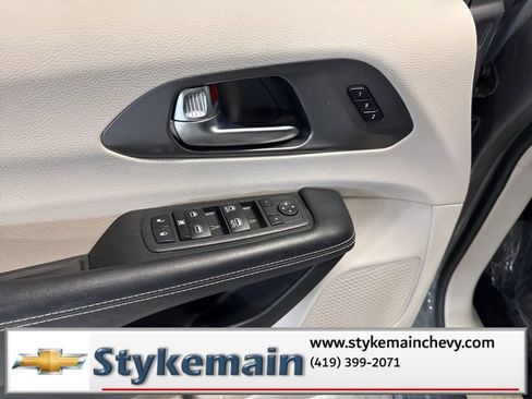 Used 2022 Chrysler Pacifica Touring-L image 37