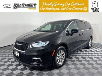 Used 2025 Chrysler Pacifica Select