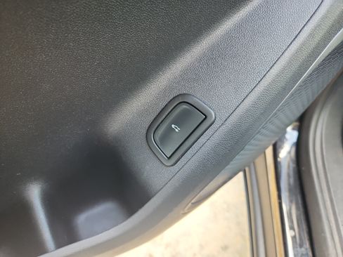 Used 2025 Chevrolet Traverse LT FWD image 7