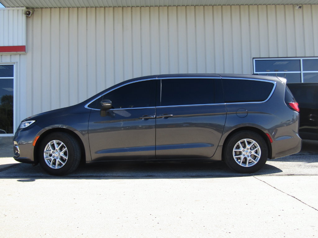 Used 2023 Chrysler Pacifica Touring-L FWD image 11