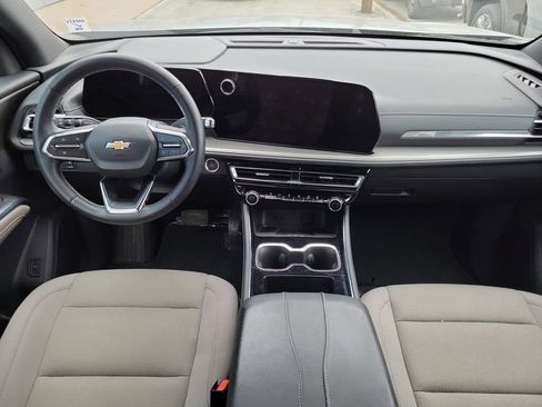 Used 2025 Chevrolet Traverse LT image 16