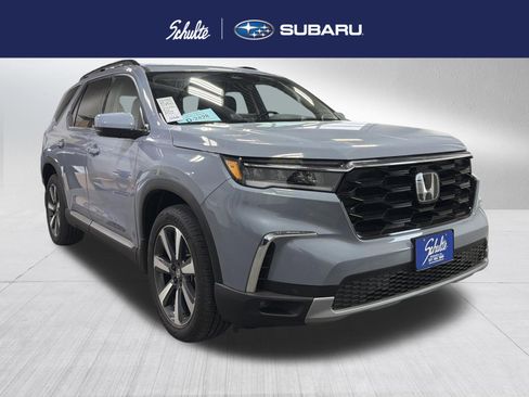 Used 2025 Honda Pilot Touring image 1