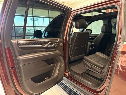 Used 2022 GMC Yukon XL Denali AWD/4WD image 15