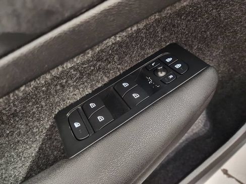 Certified 2026 Volvo XC40 B5 Plus AWD/4WD image 23