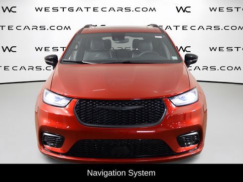 Used 2025 Chrysler Pacifica Limited FWD image 2