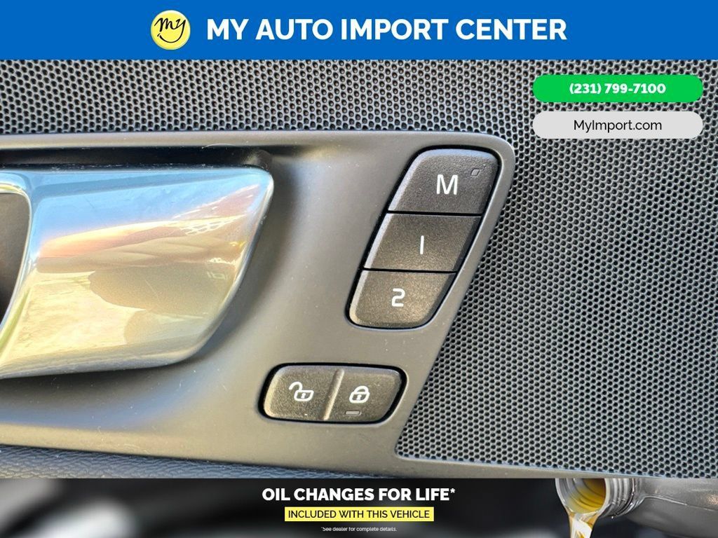Used 2023 Volvo XC60 B5 Plus AWD/4WD image 11