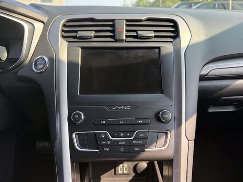 Used 2020 Ford Fusion SE FWD image 26