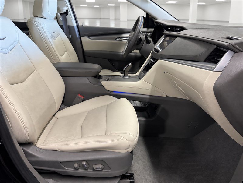 Used 2017 Cadillac XT5 Luxury w/ LPO, Wheel Lock Package AWD/4WD image 29