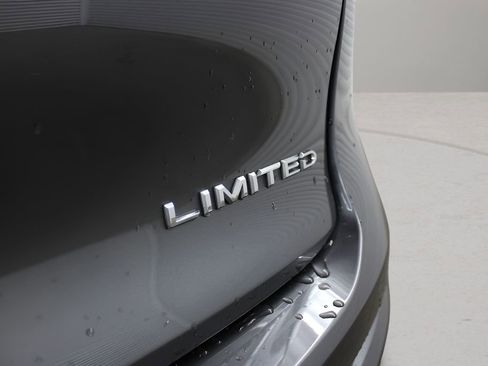 Used 2023 Toyota Crown Limited image 31