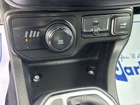 Used 2023 Jeep Renegade Latitude AWD/4WD image 20