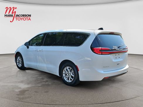 Used 2023 Chrysler Pacifica Touring-L FWD image 14