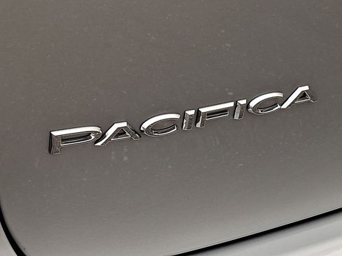 Used 2023 Chrysler Pacifica Limited FWD image 34
