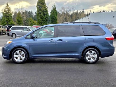 Used 2015 Toyota Sienna LE image 4