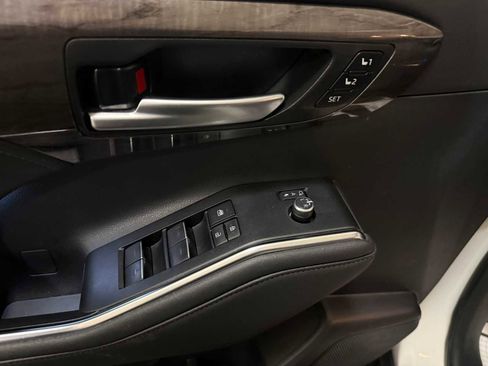 Used 2023 Toyota Highlander Platinum image 21