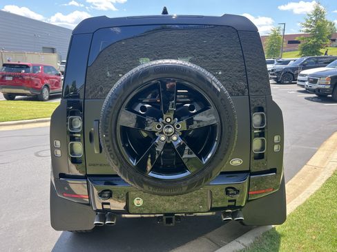 Certified 2023 Land Rover Defender 90 V8 AWD/4WD image 6