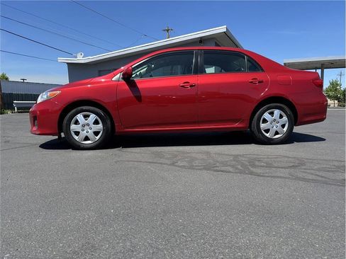 Used 2011 Toyota Corolla LE FWD image 2