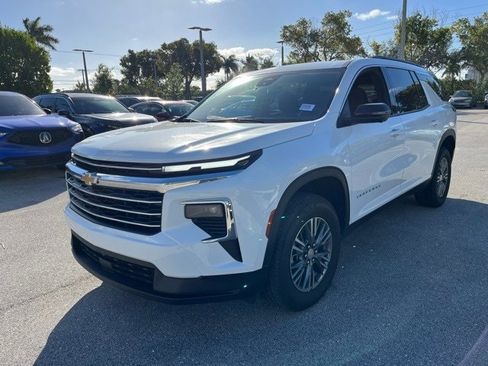 Used 2024 Chevrolet Traverse LT image 2