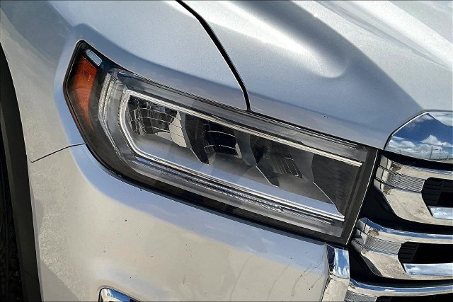 Used 2020 GMC Acadia SLE w/ Driver Convenience Package FWD image 32