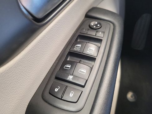 Used 2020 Chrysler Pacifica Touring-L FWD image 27