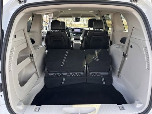 Used 2024 Chrysler Pacifica Touring-L image 12