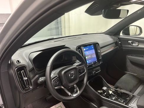 Used 2025 Volvo XC40 B5 Plus image 11
