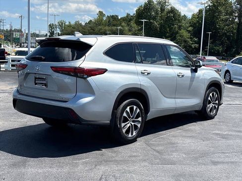 Used 2022 Toyota Highlander XLE AWD/4WD image 3