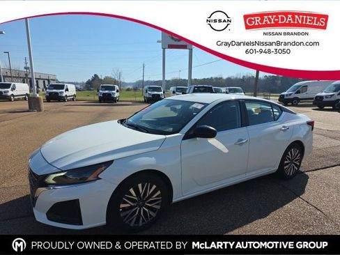 Used 2025 Nissan Altima 2.5 SV image 1