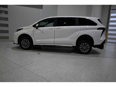 New 2026 Toyota Sienna LE image 9