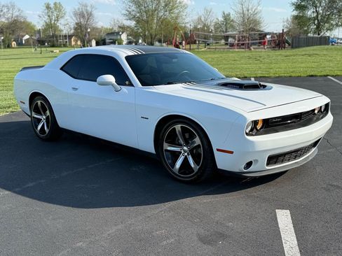 Used 2015 Dodge Challenger R/T image 3