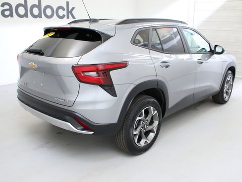 Used 2024 Chevrolet Trax LT w/ Driver Confidence Package FWD image 10