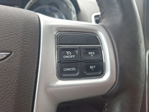 Used 2016 Chrysler Town & Country Touring-L FWD image 21