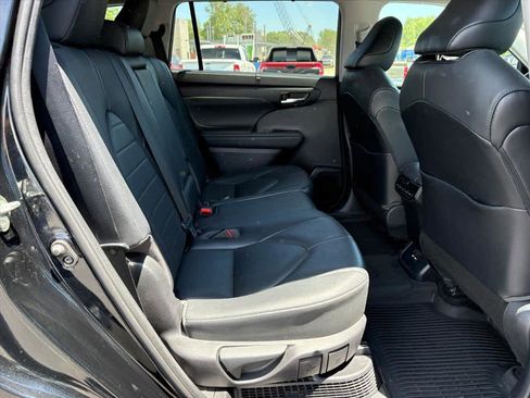 Used 2020 Toyota Highlander XLE AWD/4WD image 8