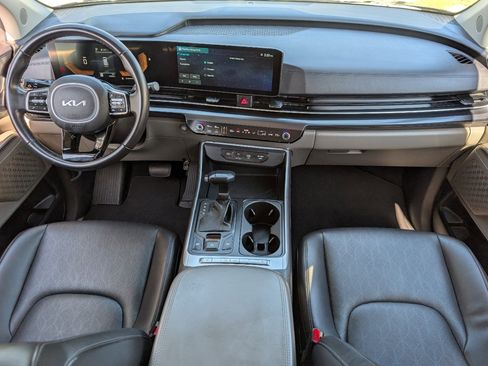 Used 2025 Kia Carnival image 4