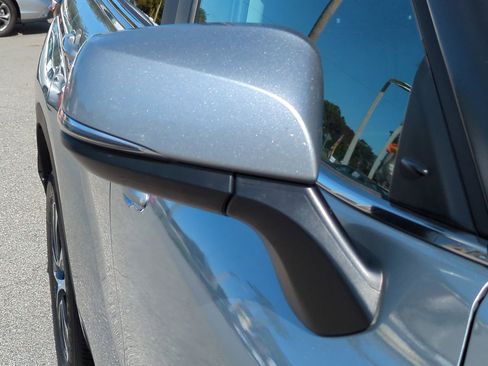 Used 2023 Toyota Highlander XLE image 12