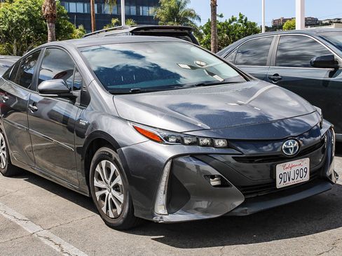 Used 2022 Toyota Prius Prime XLE FWD image 3